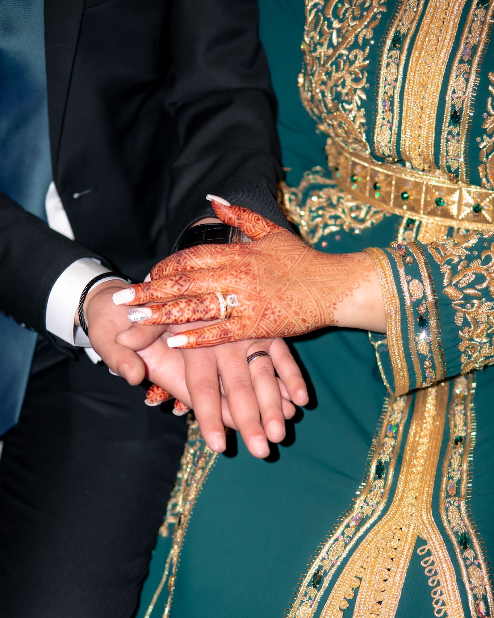 Détails de robe de mariée et bijoux traditionnels