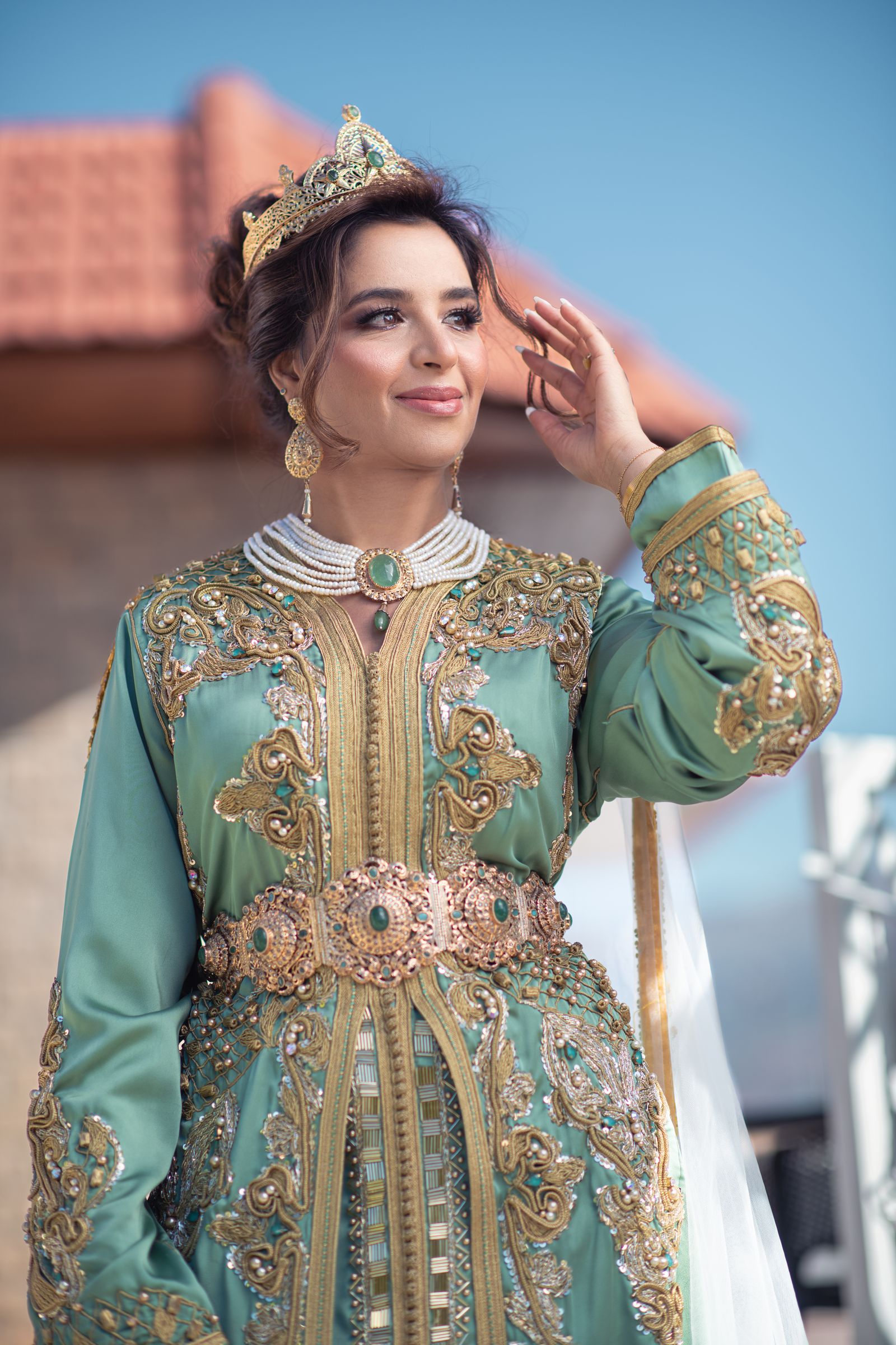 Mariée traditionnelle algérienne pendant la cérémonie