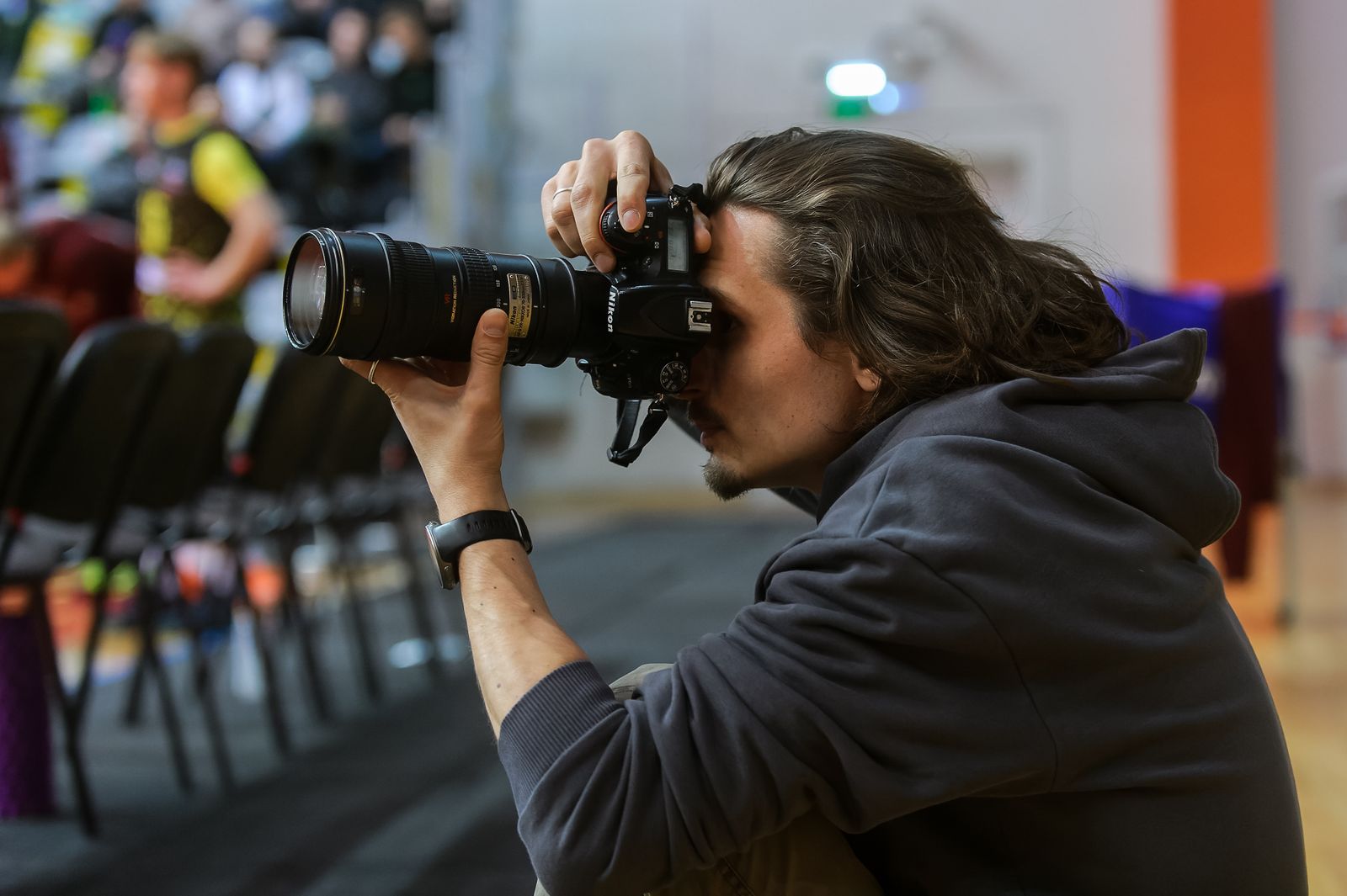 Photographe en reportage capturant une scène spontanée