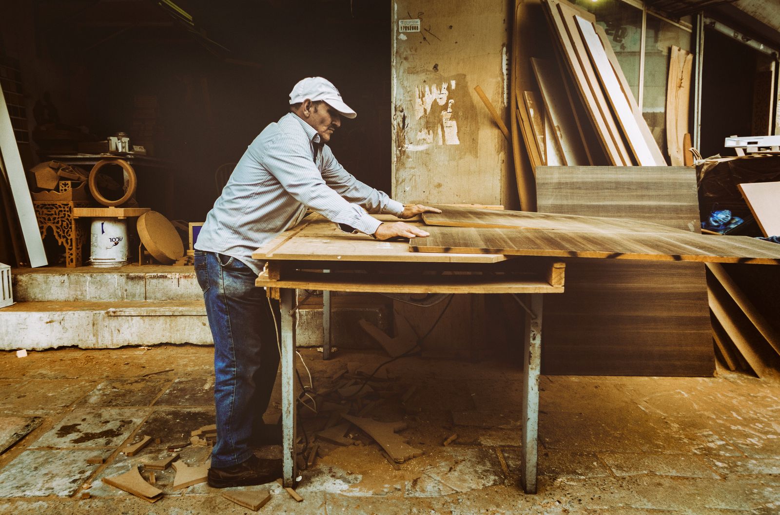 Atelier de menuiserie avec scie et stock de bois