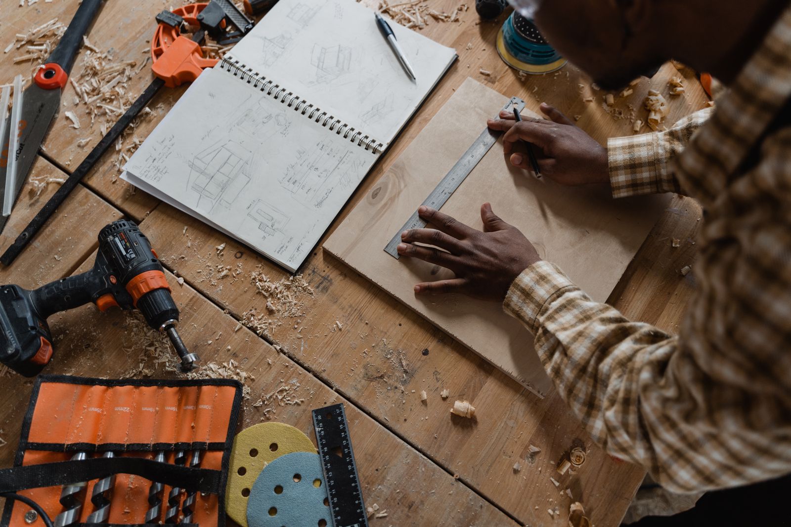 Plans, règle et outils de mesure sur un établi